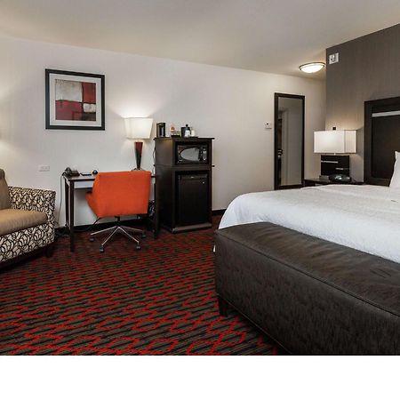 Hampton Inn & Suites By Hilton Lethbridge Bagian luar foto