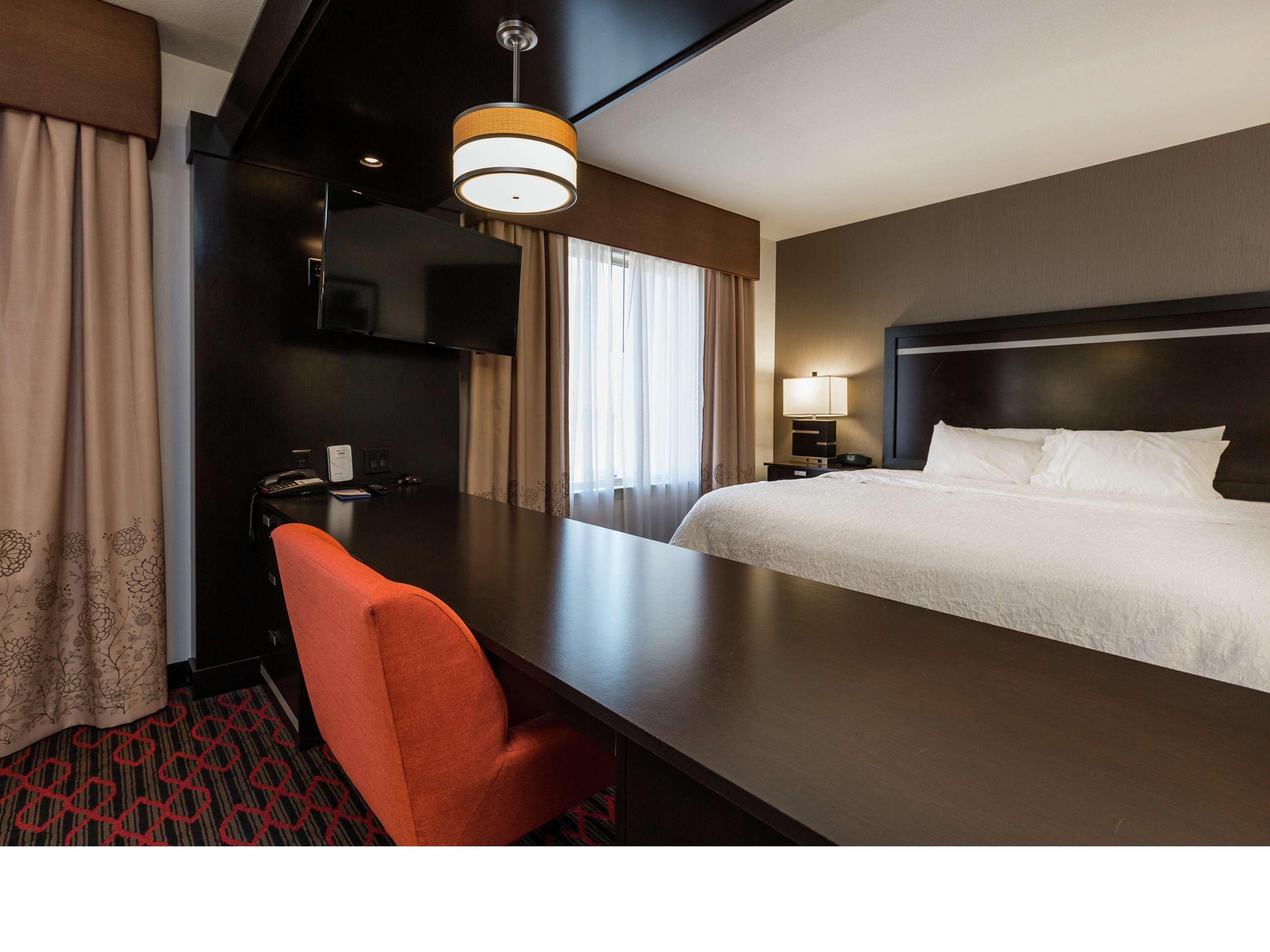 Hampton Inn & Suites By Hilton Lethbridge Bagian luar foto