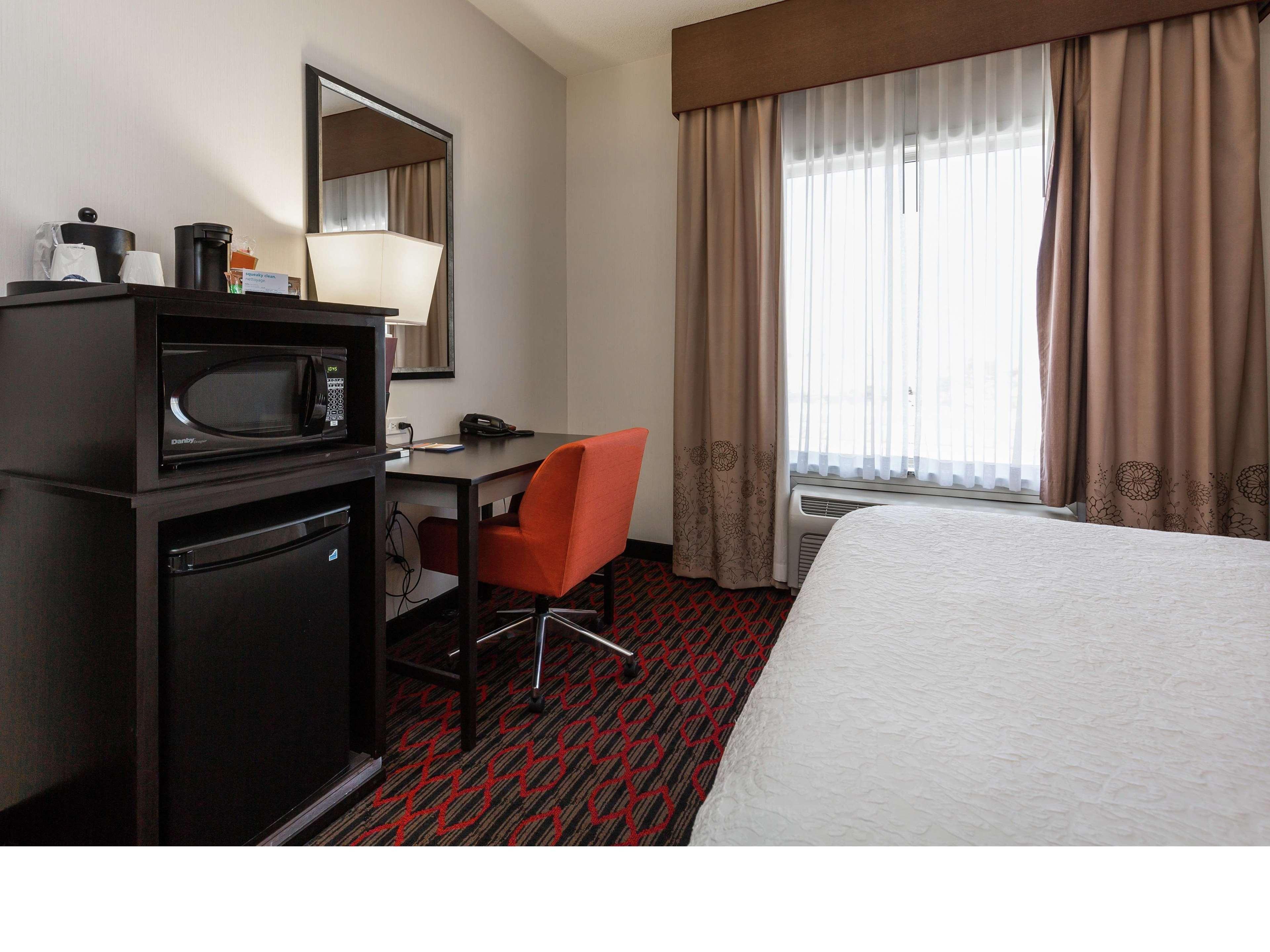 Hampton Inn & Suites By Hilton Lethbridge Bagian luar foto