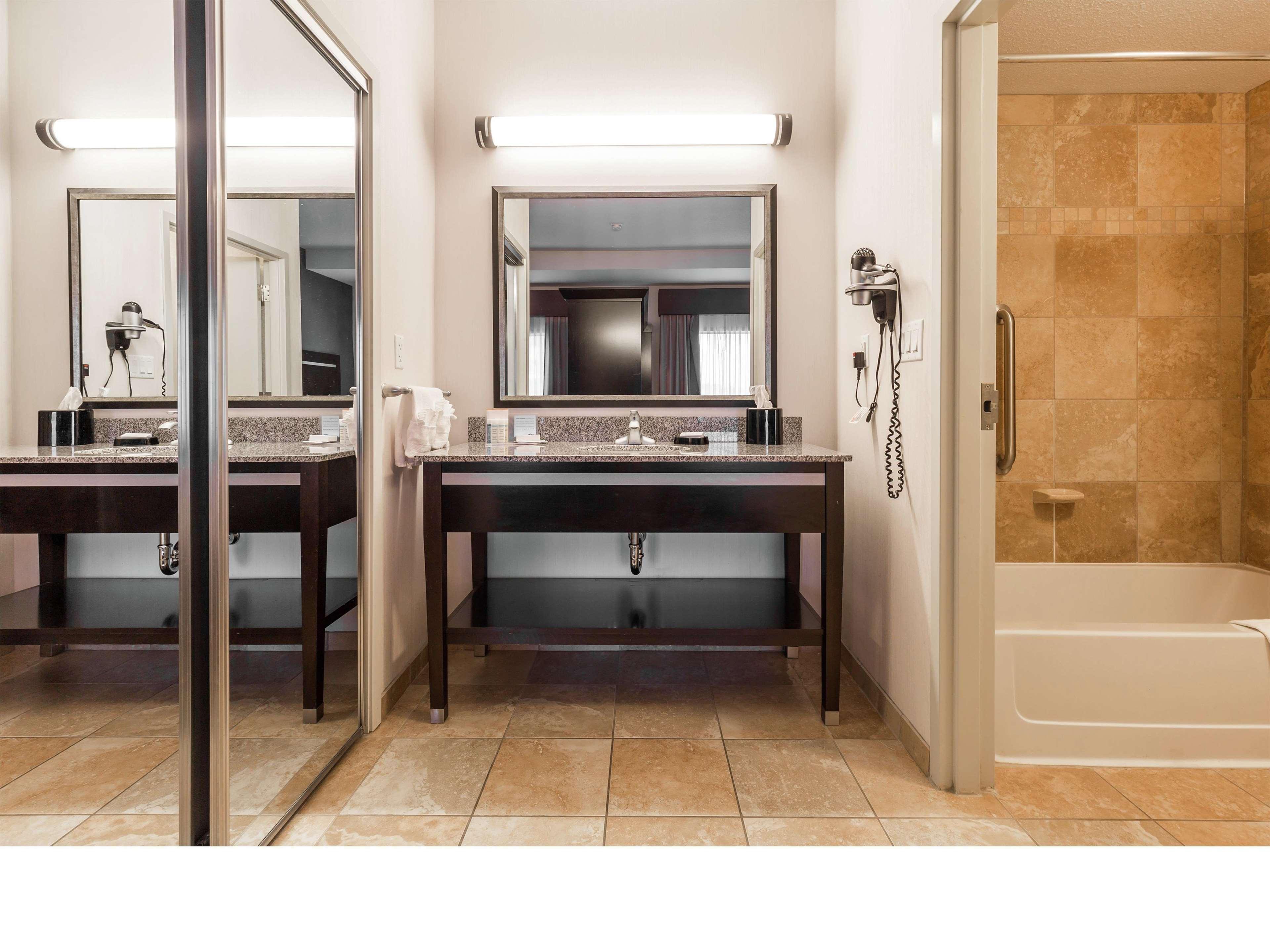 Hampton Inn & Suites By Hilton Lethbridge Bagian luar foto