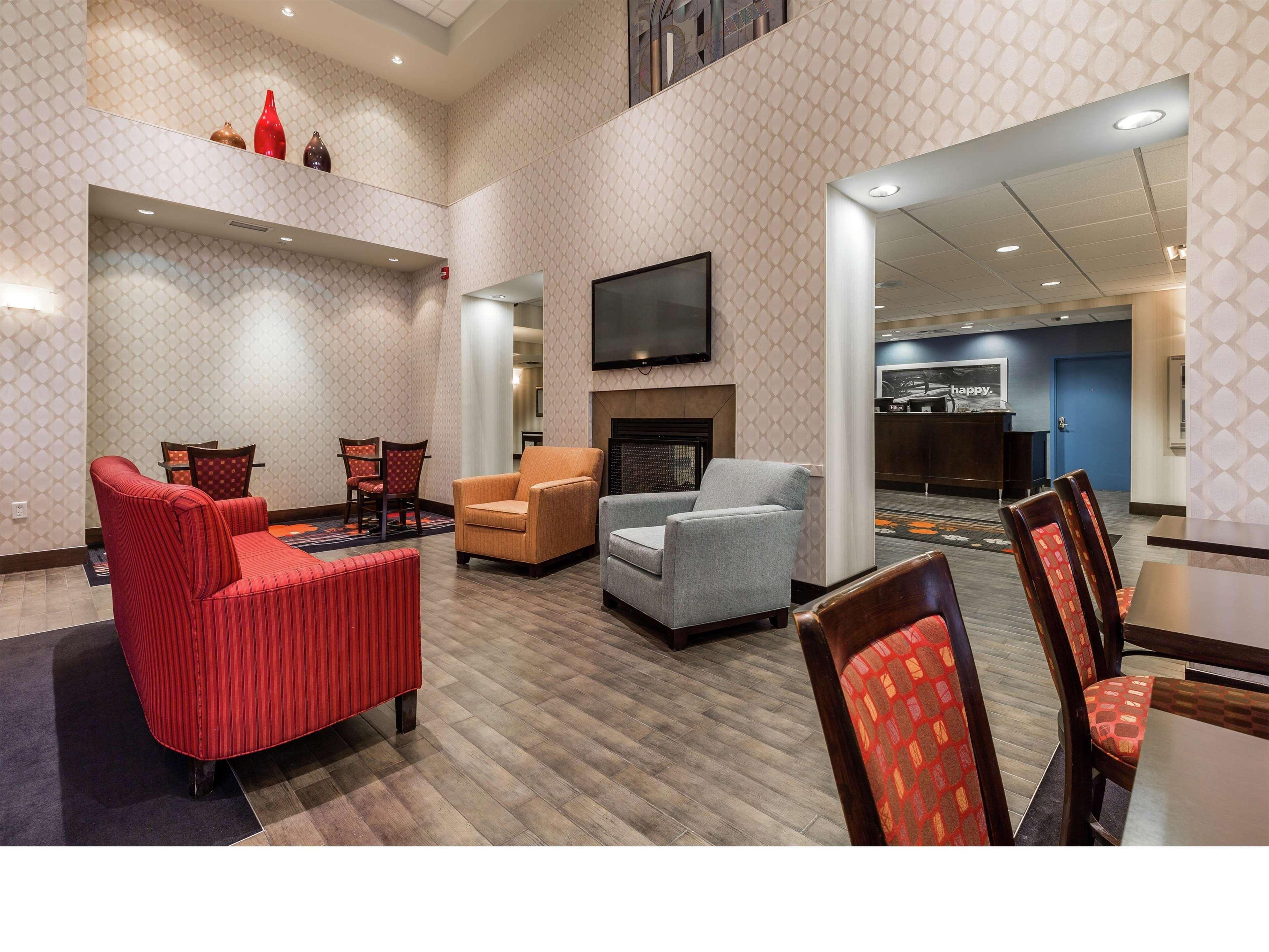 Hampton Inn & Suites By Hilton Lethbridge Bagian luar foto