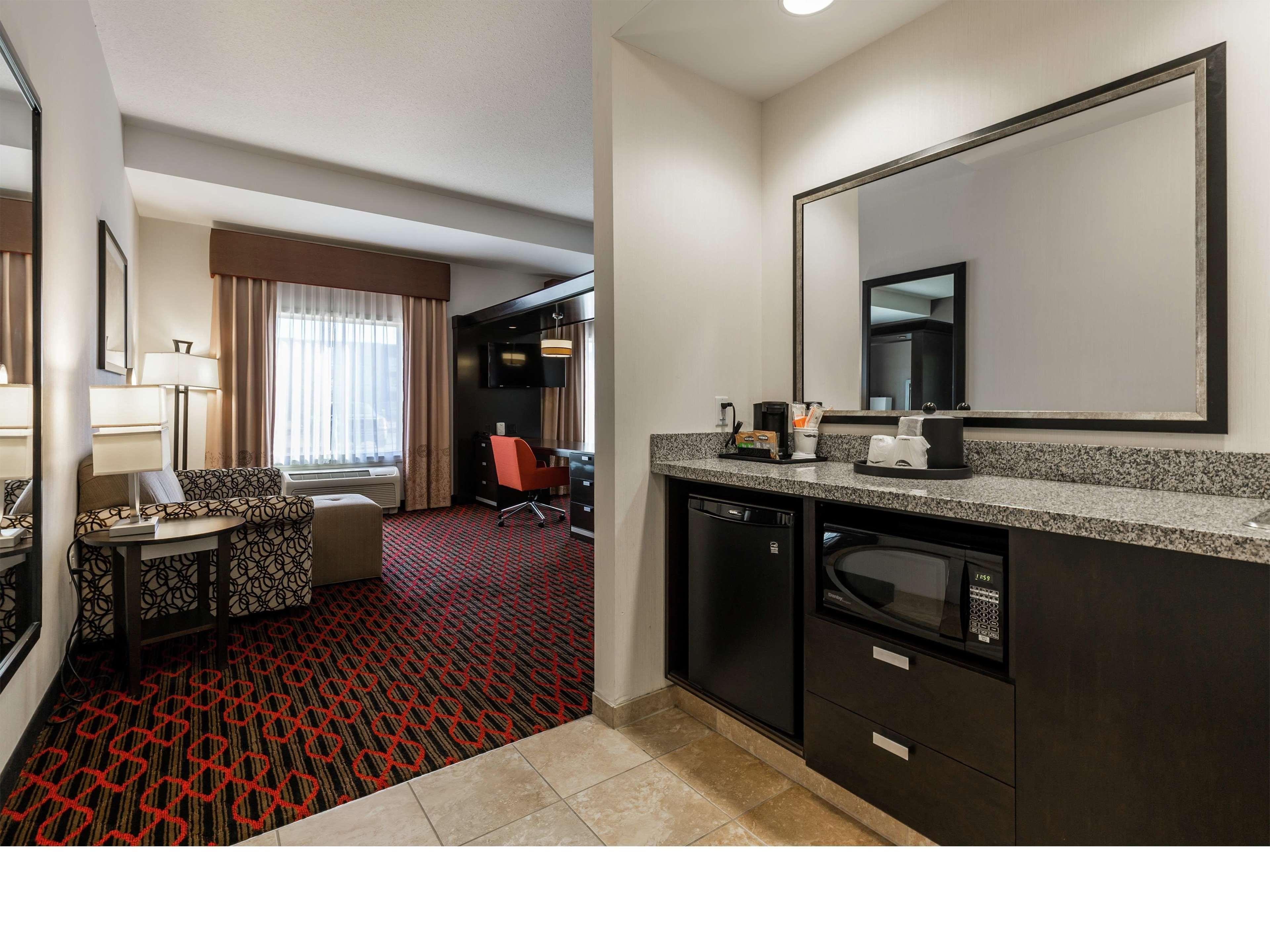 Hampton Inn & Suites By Hilton Lethbridge Bagian luar foto