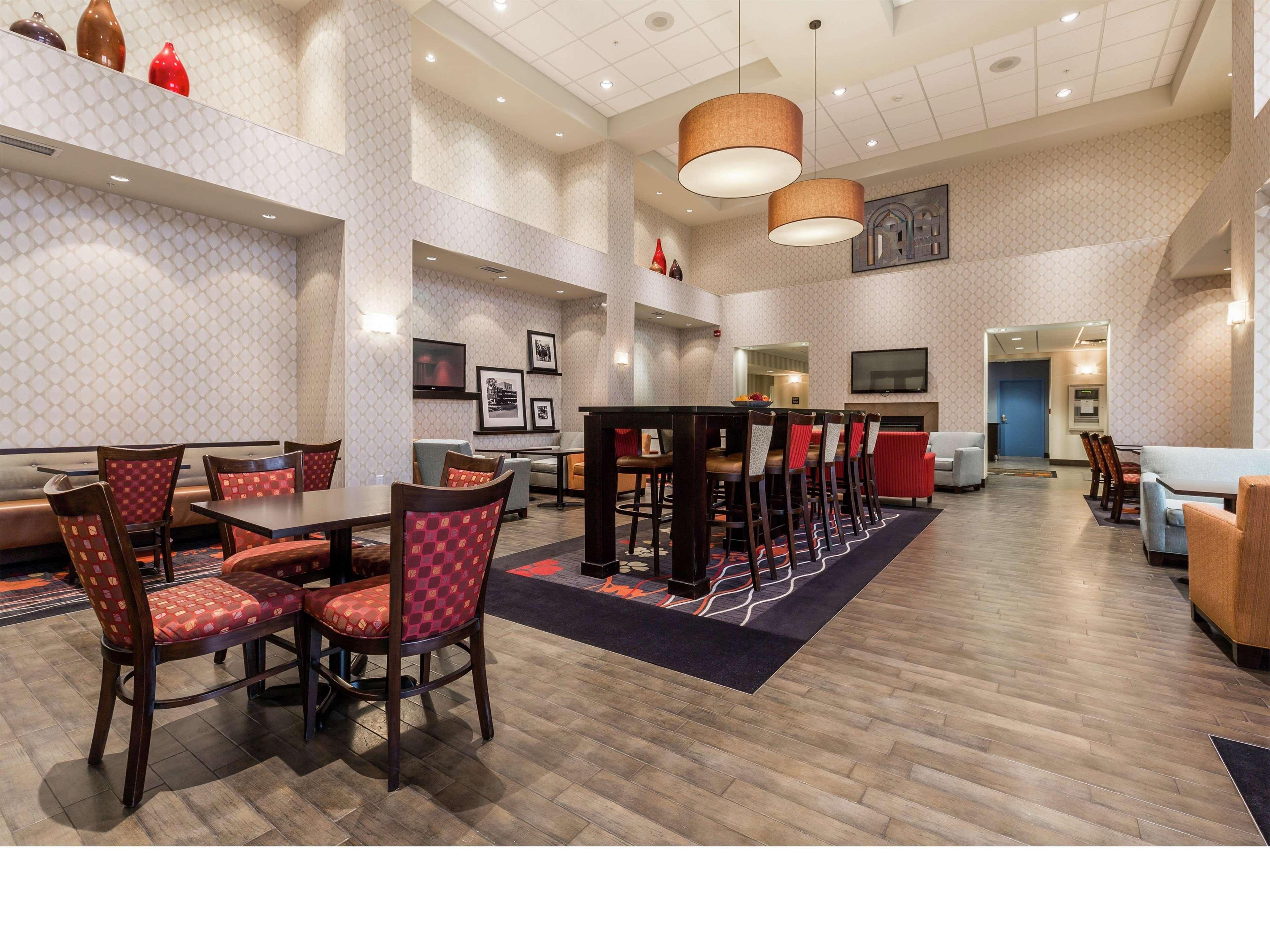 Hampton Inn & Suites By Hilton Lethbridge Bagian luar foto