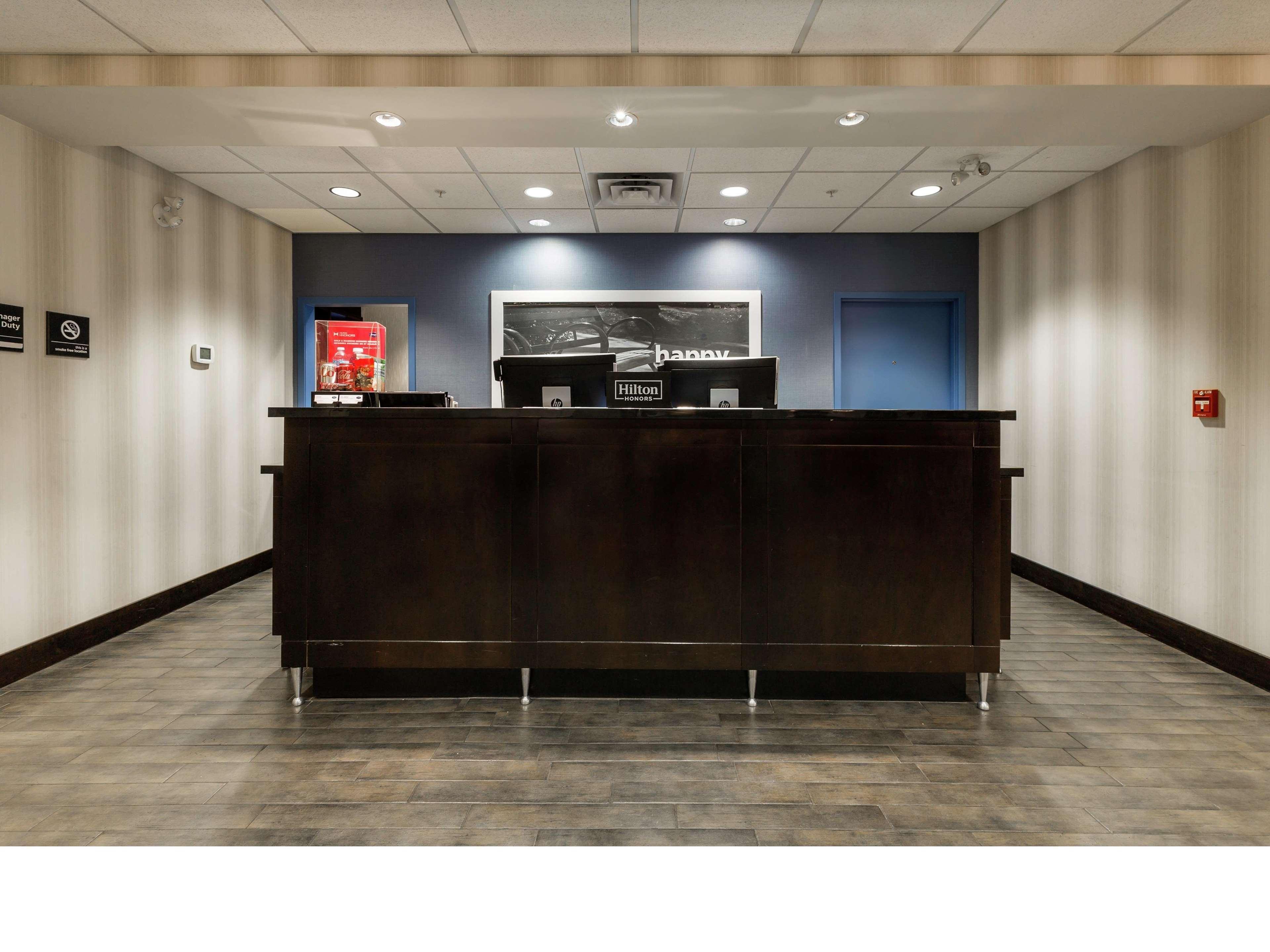 Hampton Inn & Suites By Hilton Lethbridge Bagian luar foto