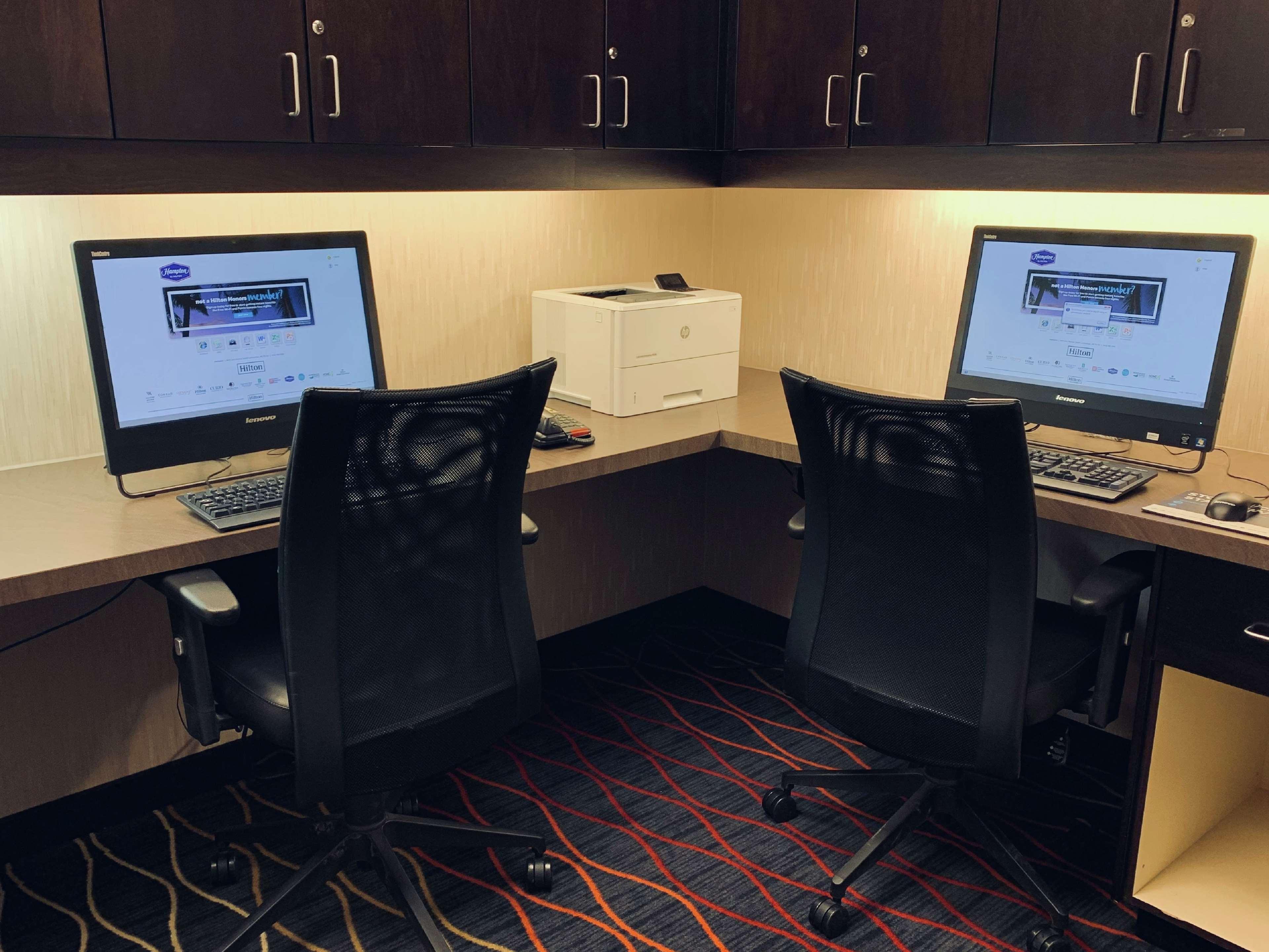 Hampton Inn & Suites By Hilton Lethbridge Bagian luar foto