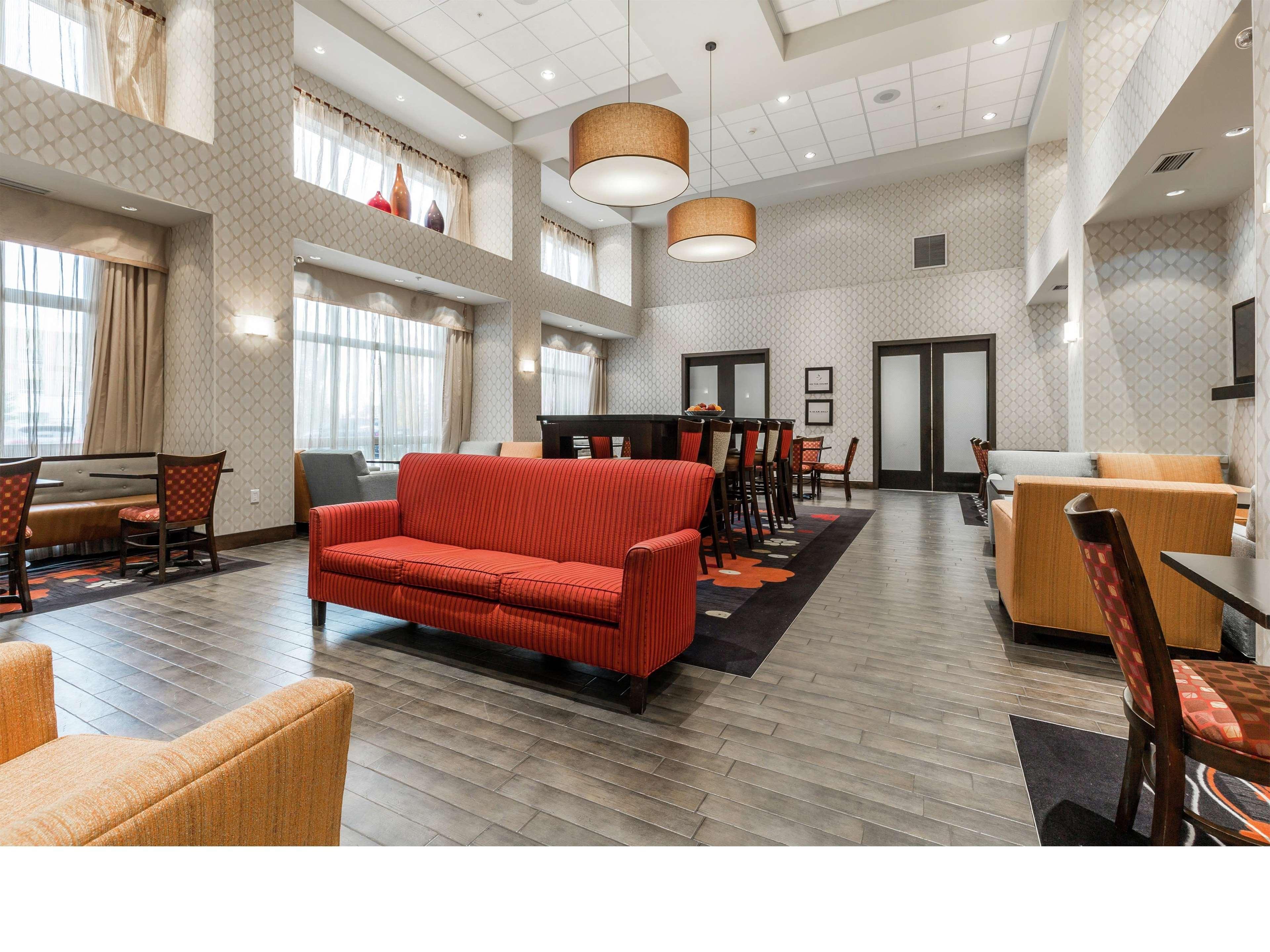 Hampton Inn & Suites By Hilton Lethbridge Bagian luar foto