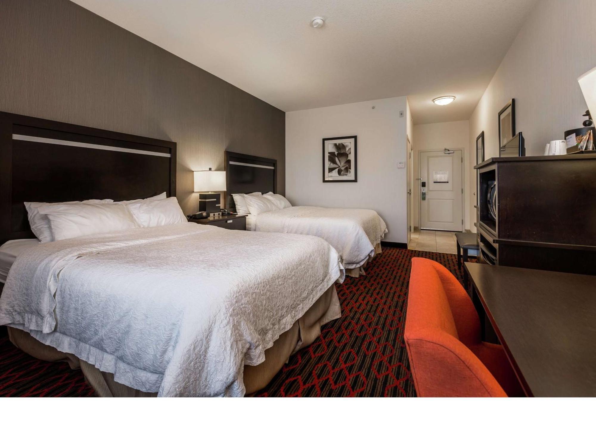 Hampton Inn & Suites By Hilton Lethbridge Bagian luar foto