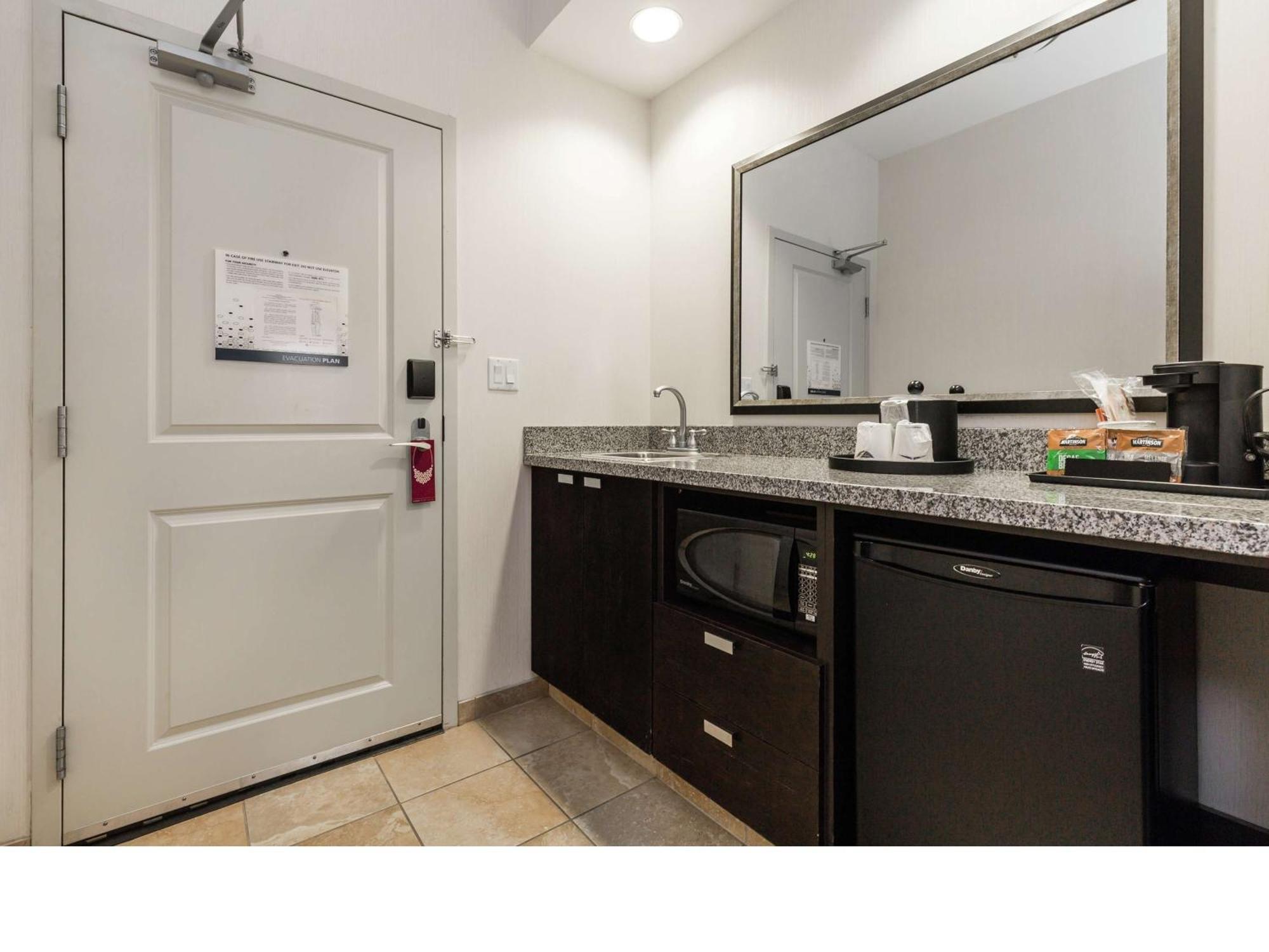 Hampton Inn & Suites By Hilton Lethbridge Bagian luar foto
