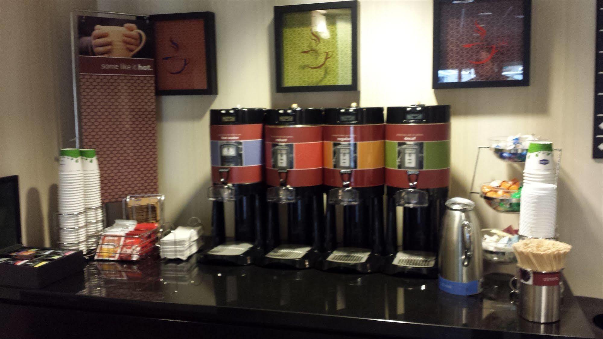Hampton Inn & Suites By Hilton Lethbridge Bagian luar foto