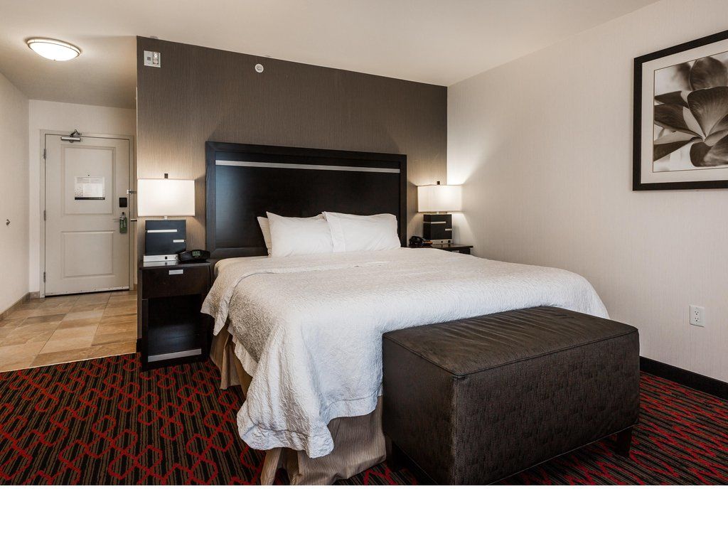 Hampton Inn & Suites By Hilton Lethbridge Bagian luar foto